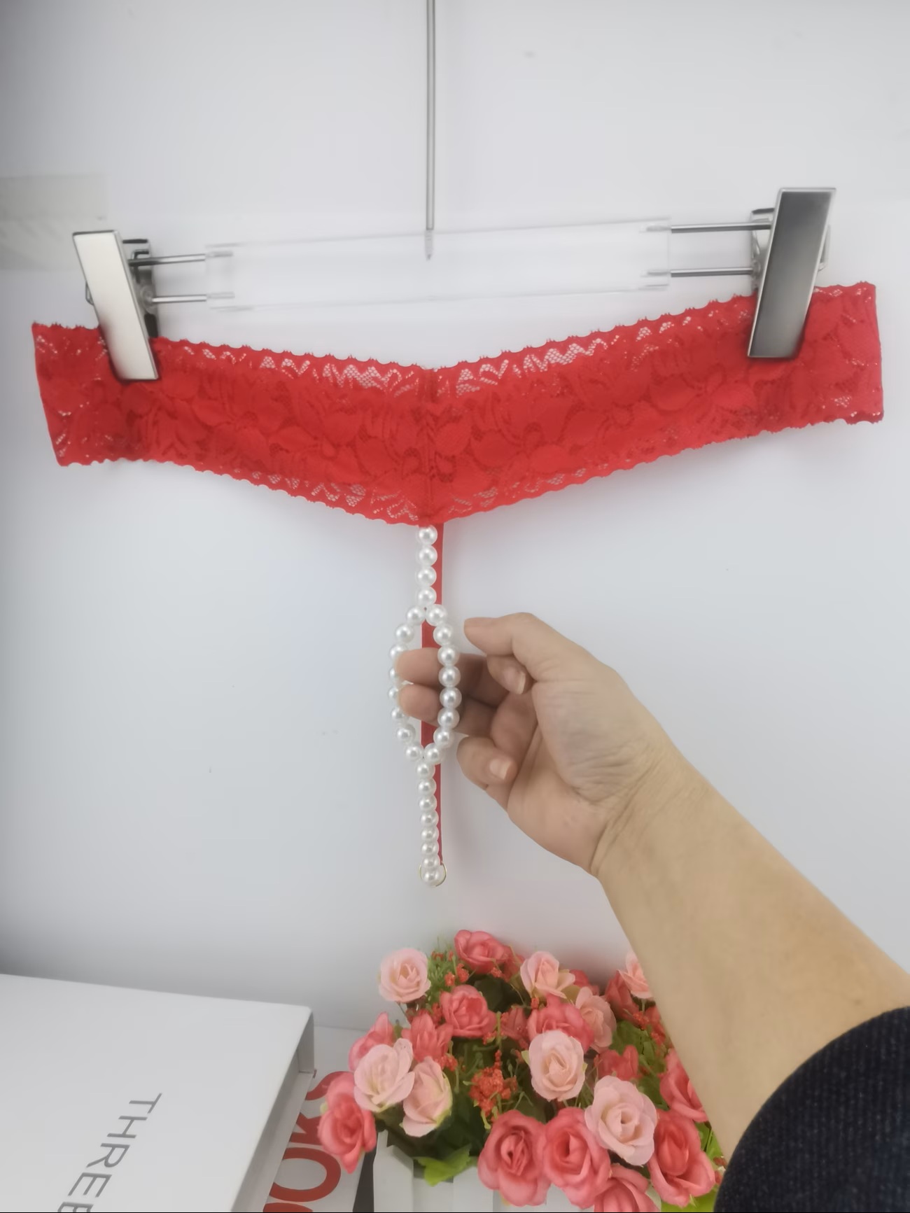 블랙 레이스 센서리 스트랩 레드